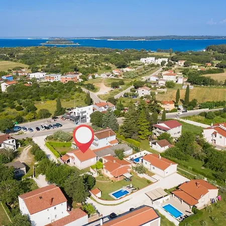 Apartments With A Parking Space Valbandon, Fazana - 7227 *