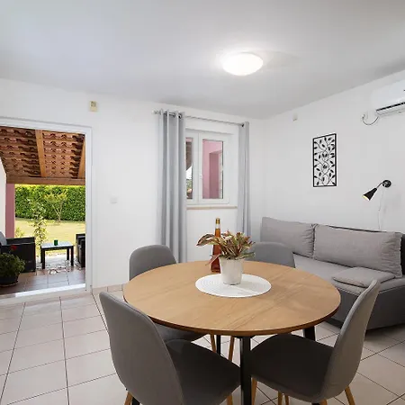 Apartments With A Parking Space Valbandon, Fazana - 7227 * Fazana